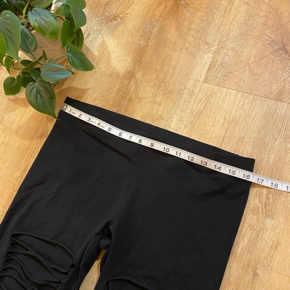 Express distressed leggings. Leggings with slits. Woman’s size is petite large - Picture 10 of 14